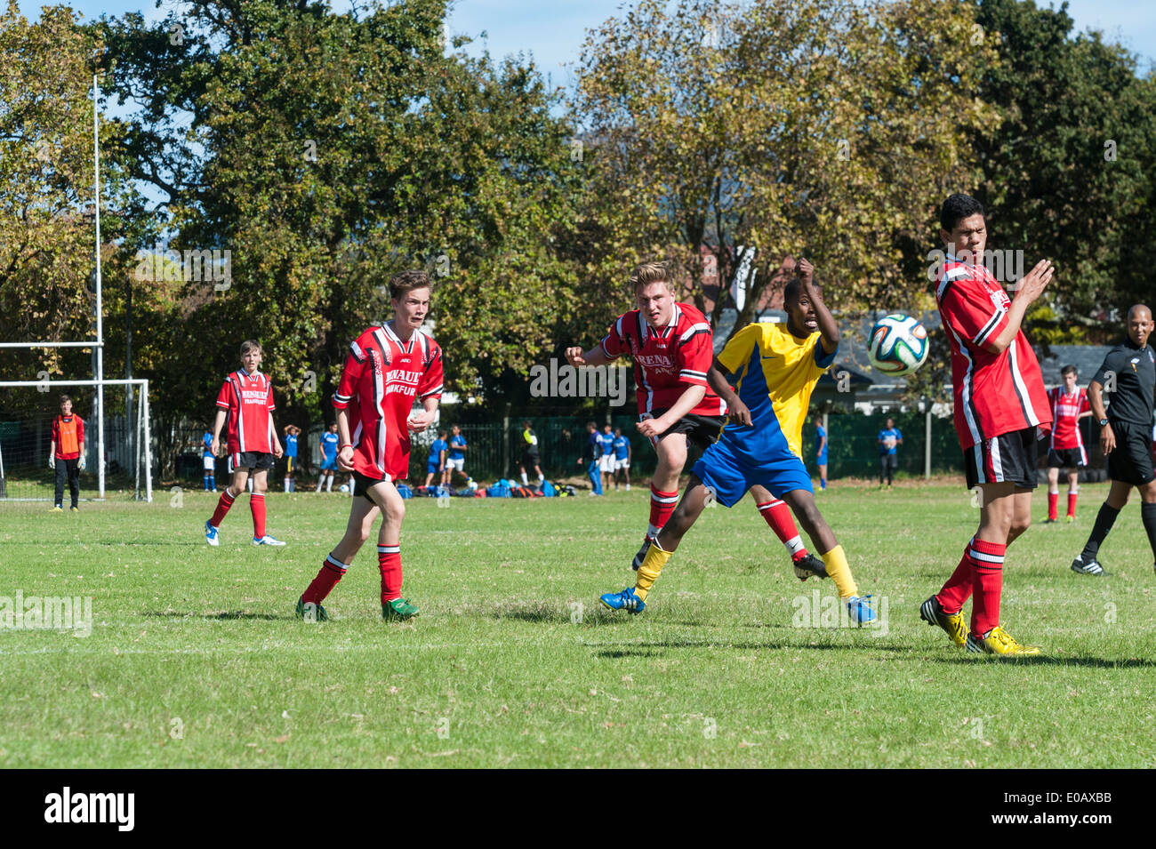 Les jeunes sud-africains de l'équipe de football qui joue contre une équipe allemande (en rouge), Le Cap, Afrique du Sud Banque D'Images