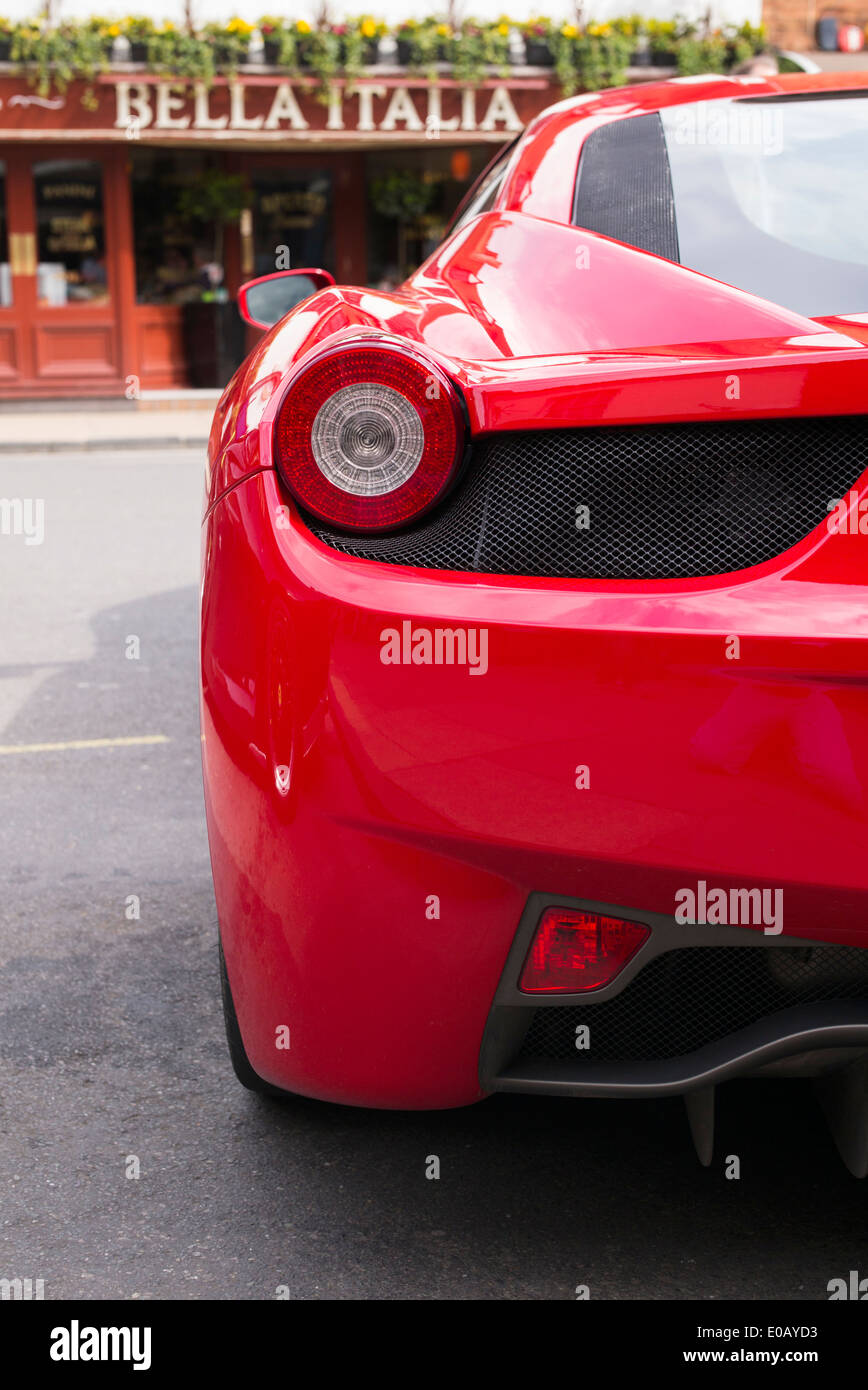 Ferrari 458 Italia extrémité arrière en face de Bella Italia Restaurant à Stratford upon Avon, Warwickshire, Angleterre Banque D'Images