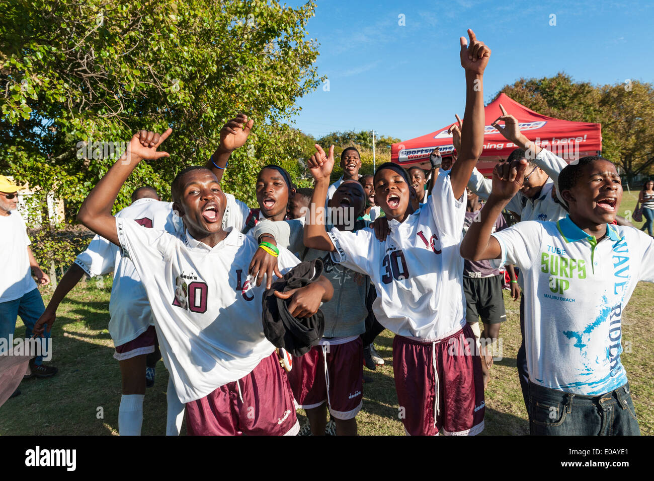 L'équipe de football des jeunes de Khayelitsha célébrant la victoire d'un tournoi, Le Cap, Afrique du Sud Banque D'Images