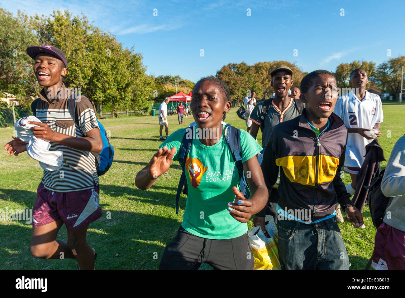 Les amateurs de football de Khayelitsha célébrant la victoire de leur équipe, Cape Town, Afrique du Sud Banque D'Images