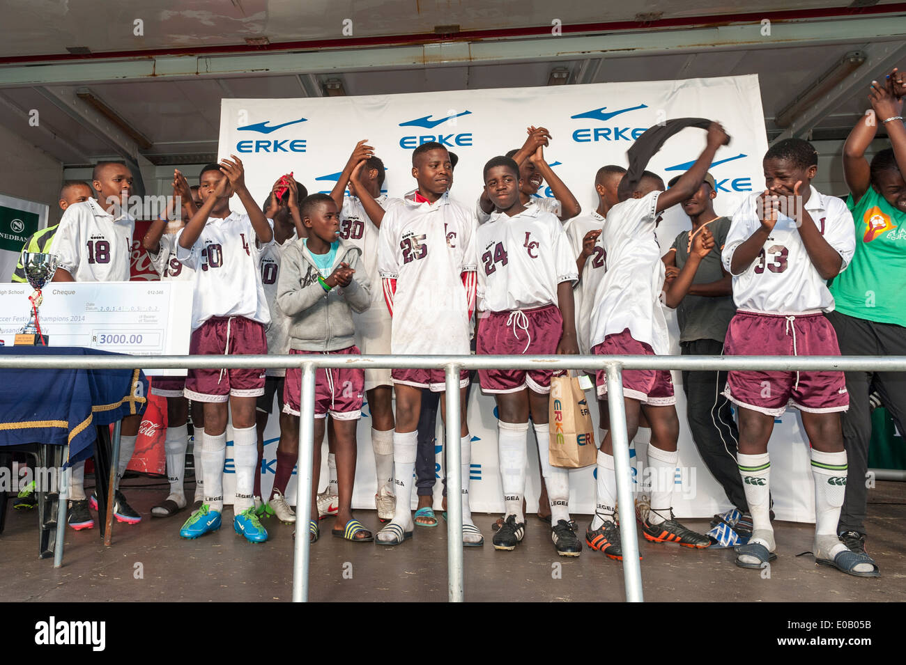 L'équipe de football des jeunes de Khayelitsha célébrant la victoire d'un tournoi, Le Cap, Afrique du Sud Banque D'Images