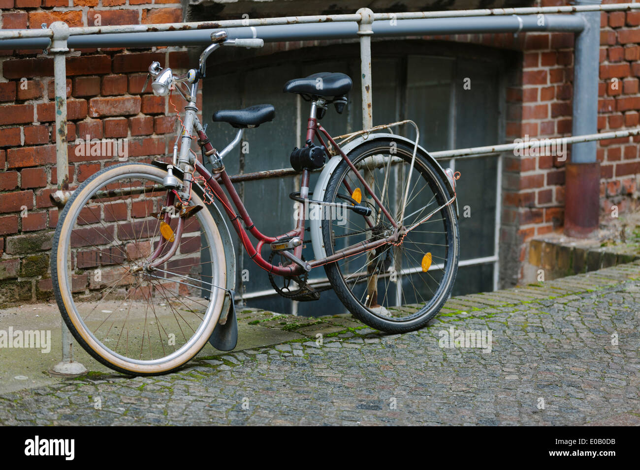 Allemagne, Saxe, Leipzig, vieux vélo se penchant à balustrade Banque D'Images