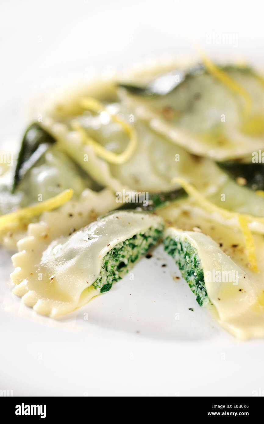 Assiette de ricotta épinards au beurre sauce sauge tortelloni et zeste ...