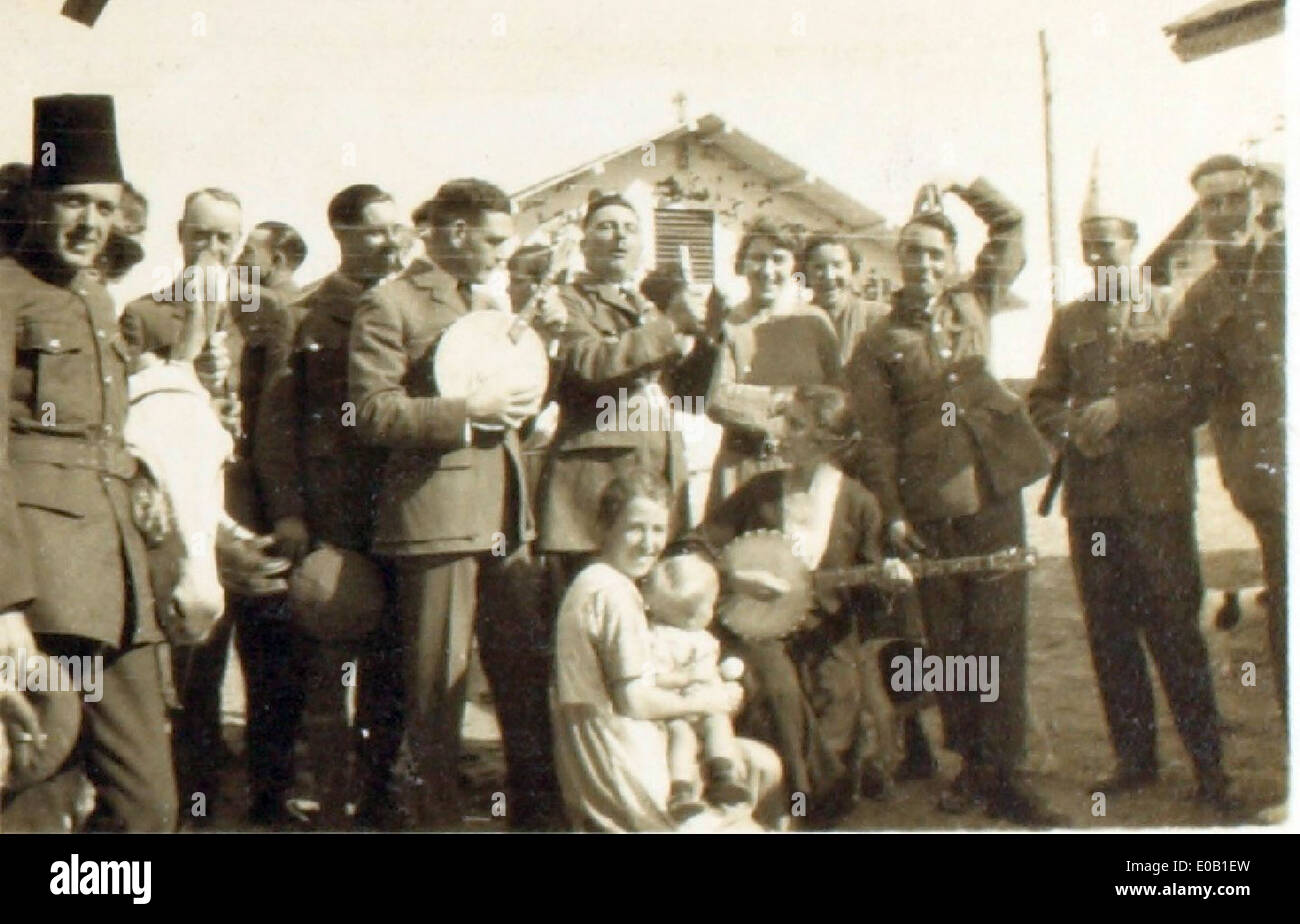 Cette image, prise par Edwin Newman, représente l'escadron 47(B) le jour de Noël à leur base à Helwan, en Égypte. L’escadron faisait partie de la Royal Air Force et opérait au moyen-Orient, jouant un rôle essentiel dans la défense de la région au cours du XXe siècle. Banque D'Images