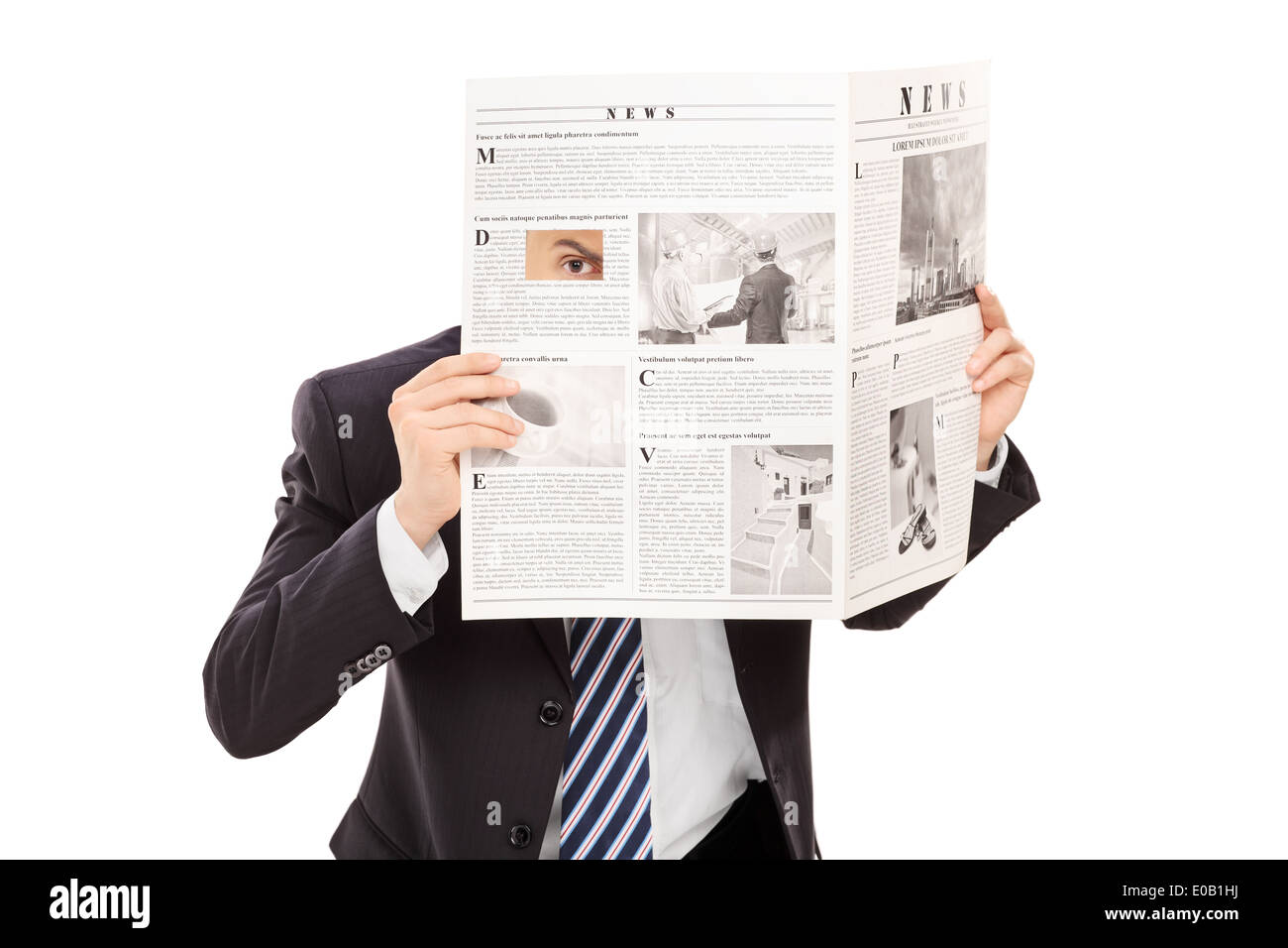 Patron sournois peeking through un trou dans du papier journal Banque D'Images