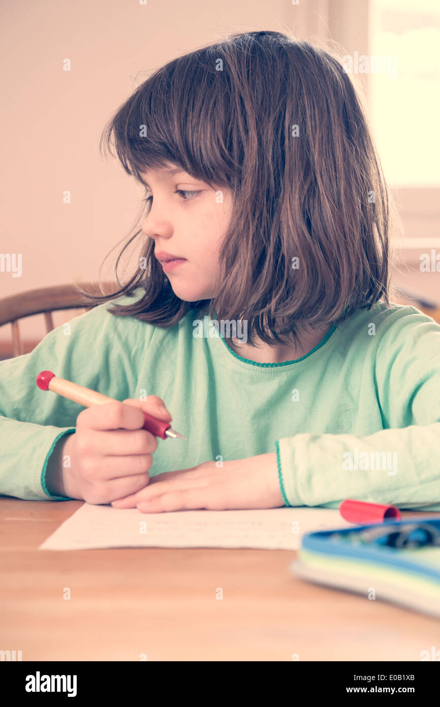 Portrait of little girl doing homework Banque D'Images