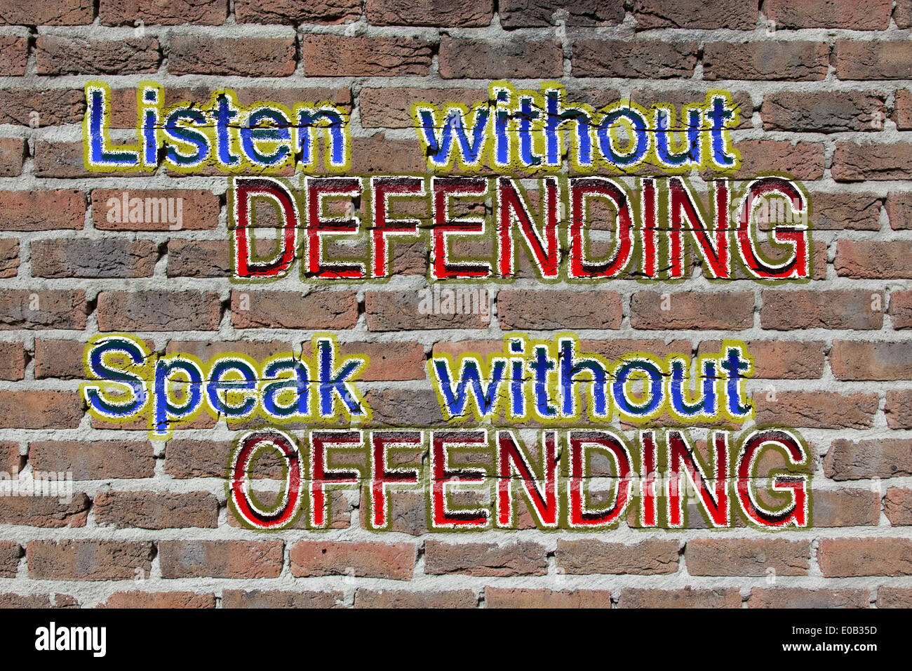 Vieux mur en brique rouge foncé texture avec graffity écouter et parler Banque D'Images