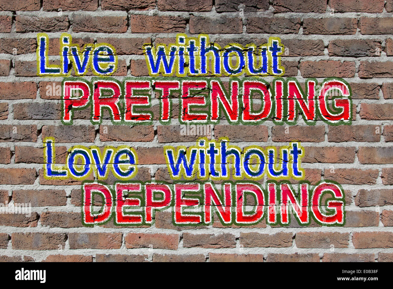 Vieux mur en brique rouge foncé texture avec graffity live love Banque D'Images