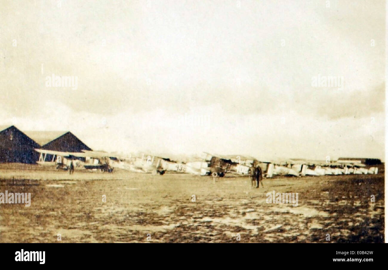Cette photo montre un défilé d'avions D.H. 4, un bombardier britannique et un avion de reconnaissance, au moyen-Orient dans les années 1920 Edwin Newman saisit ce moment, mettant en valeur la présence et les opérations de la Royal Air Force dans la région. Banque D'Images