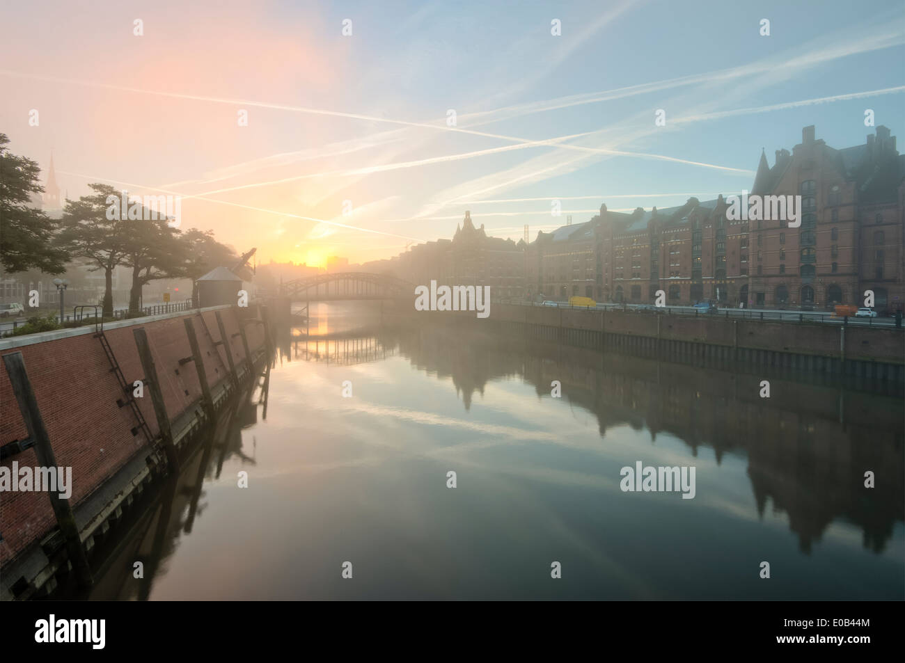 Allemagne, Hambourg, Zollkanal dans la Speicherstadt au lever du soleil Banque D'Images