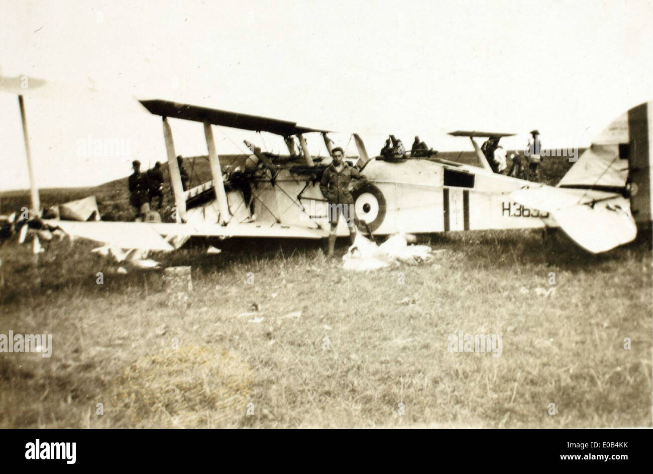 Cette image capture les conséquences d'un accident impliquant F/Lt. Collins en Irak. Edwin Newman était également stationné au moyen-Orient pendant la seconde Guerre mondiale, où les pilotes de la RAF effectuaient des missions dangereuses. Banque D'Images