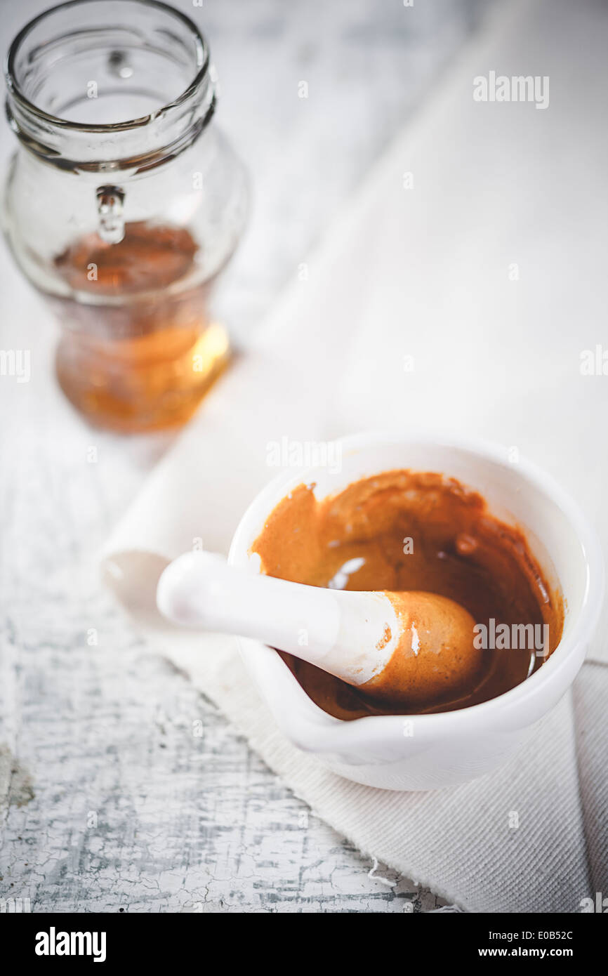 Mélanger la poudre de curcuma avec du miel pour le thé au curcuma Banque D'Images