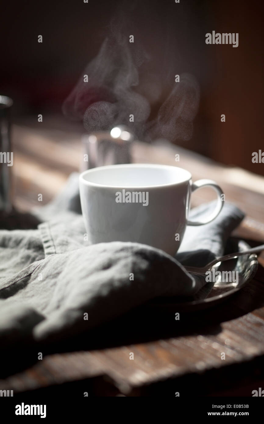 Tasse de thé sur la table en bois et la plaque d'argent Banque D'Images