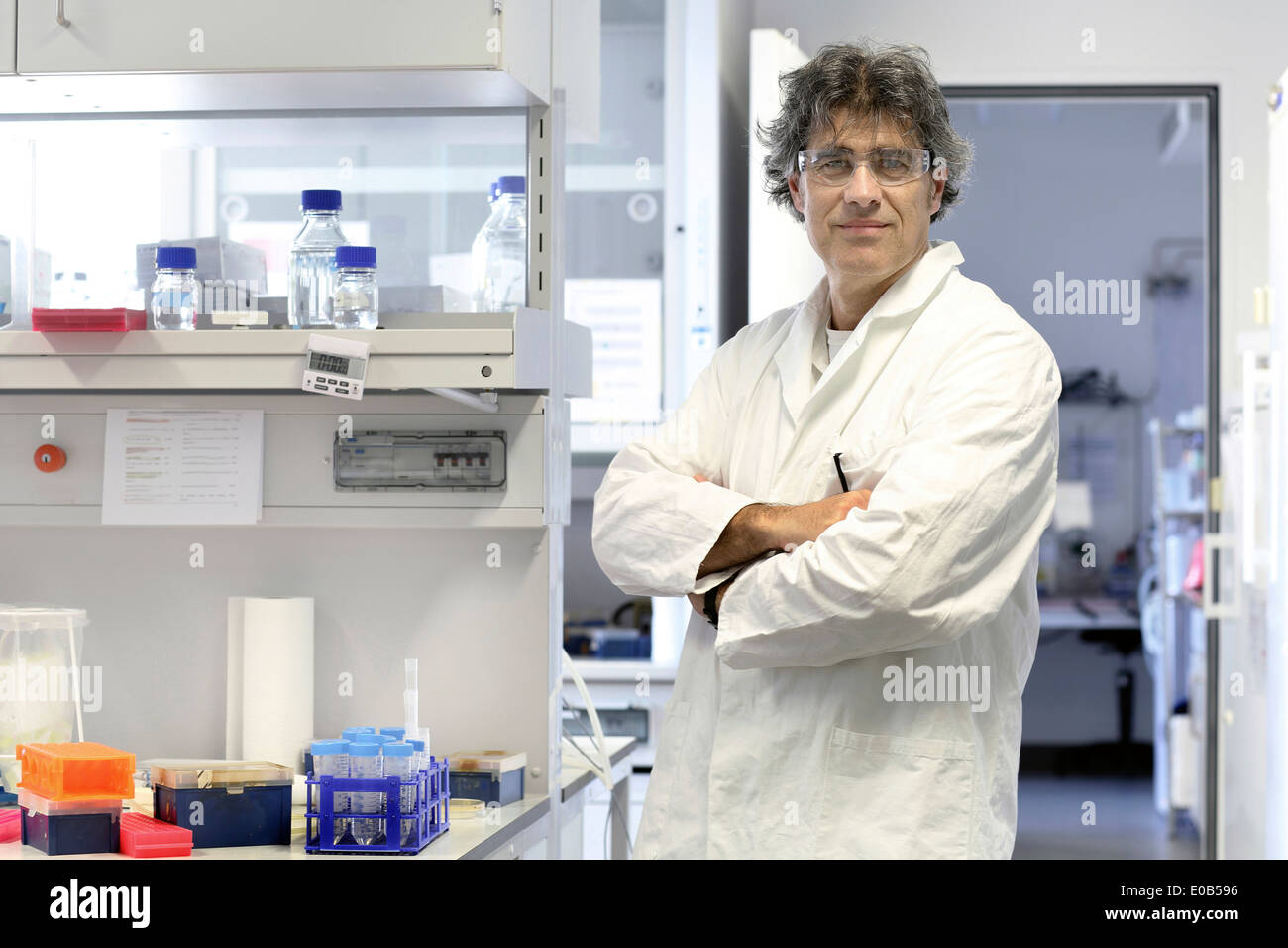 Allemagne, Fribourg, Scientist in laboratory Banque D'Images
