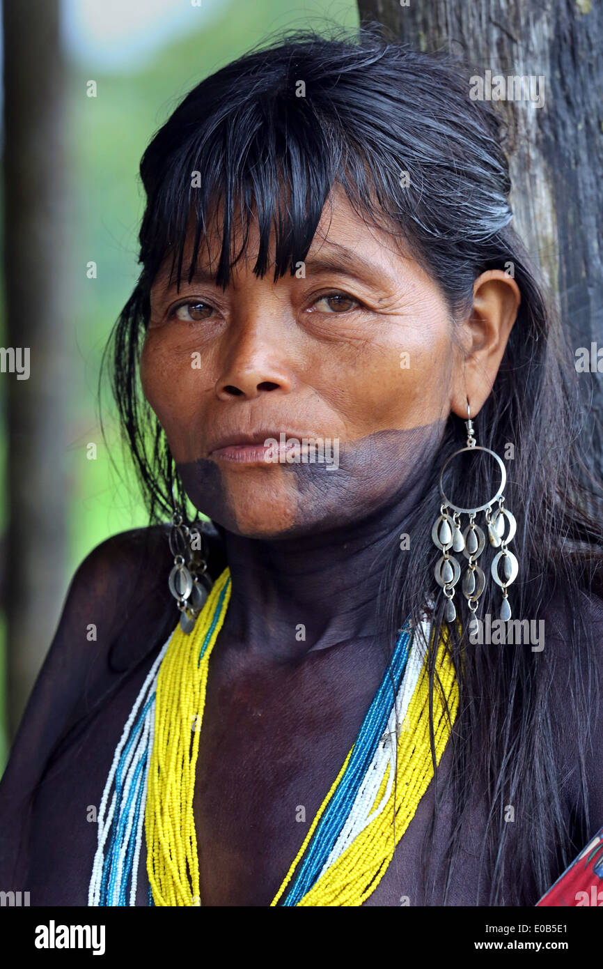 Femme avec tribal tatouage visage et peintures. Jungle village Puerto Alegre Nauca, Choco, province Colombie Banque D'Images