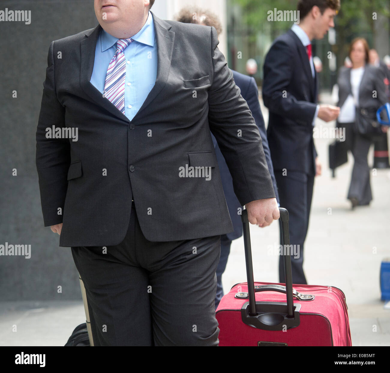 L'homme obèse gras en tailleur Banque D'Images
