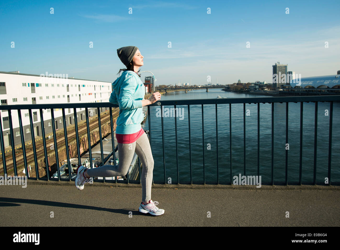 Young female jogger en mouvement Banque D'Images