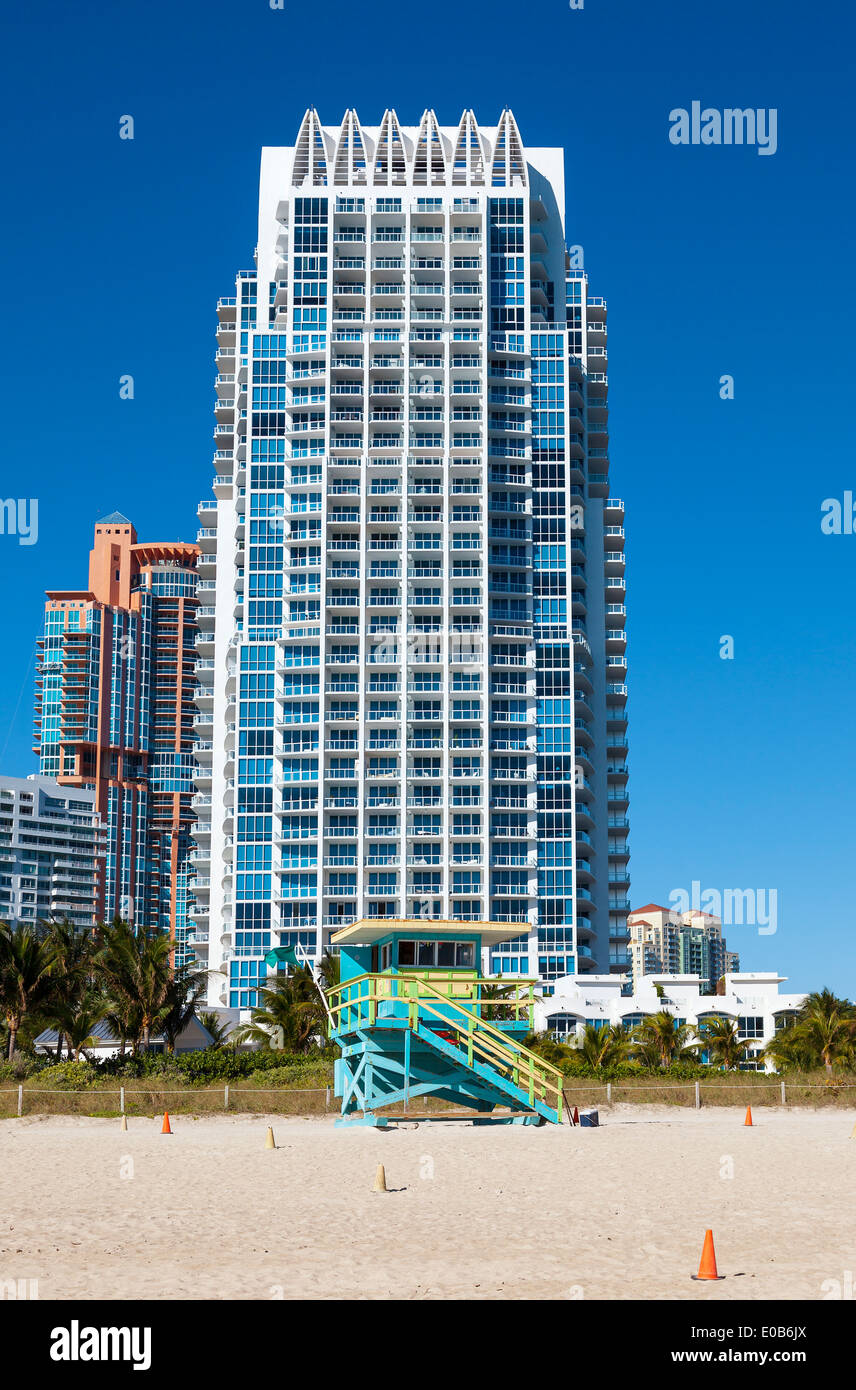 Miami Beach en Floride avec des appartements de luxe et lifeguard tower Banque D'Images