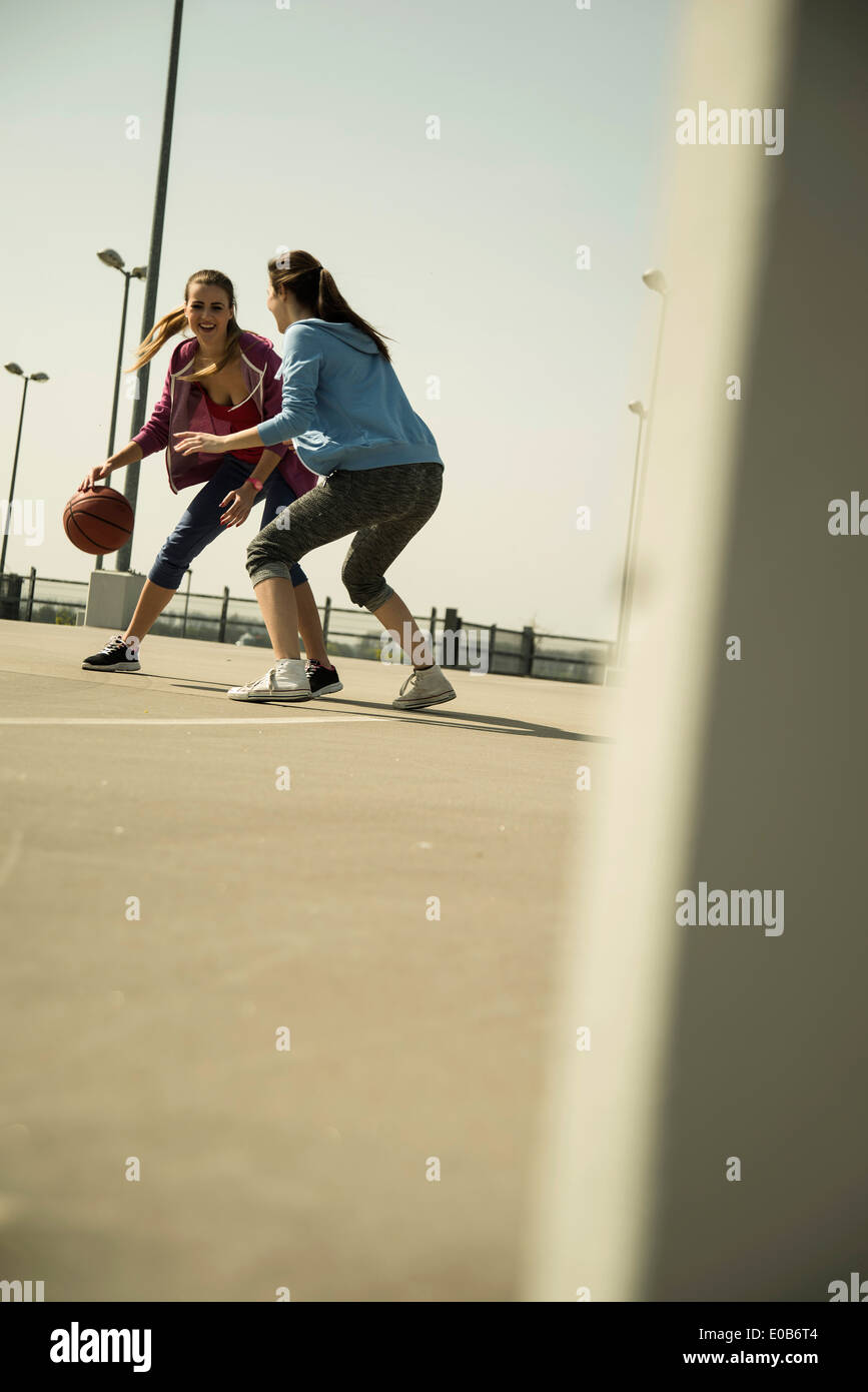 Deux jeunes femmes jouant au basket-ball extérieur Banque D'Images