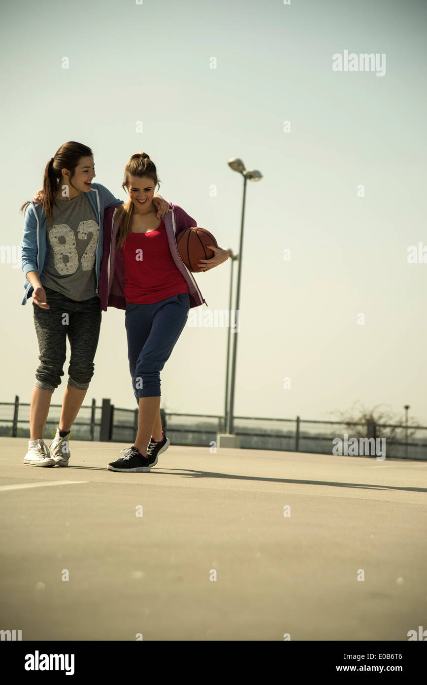 Deux jeunes femmes avec le basket-ball extérieur Banque D'Images
