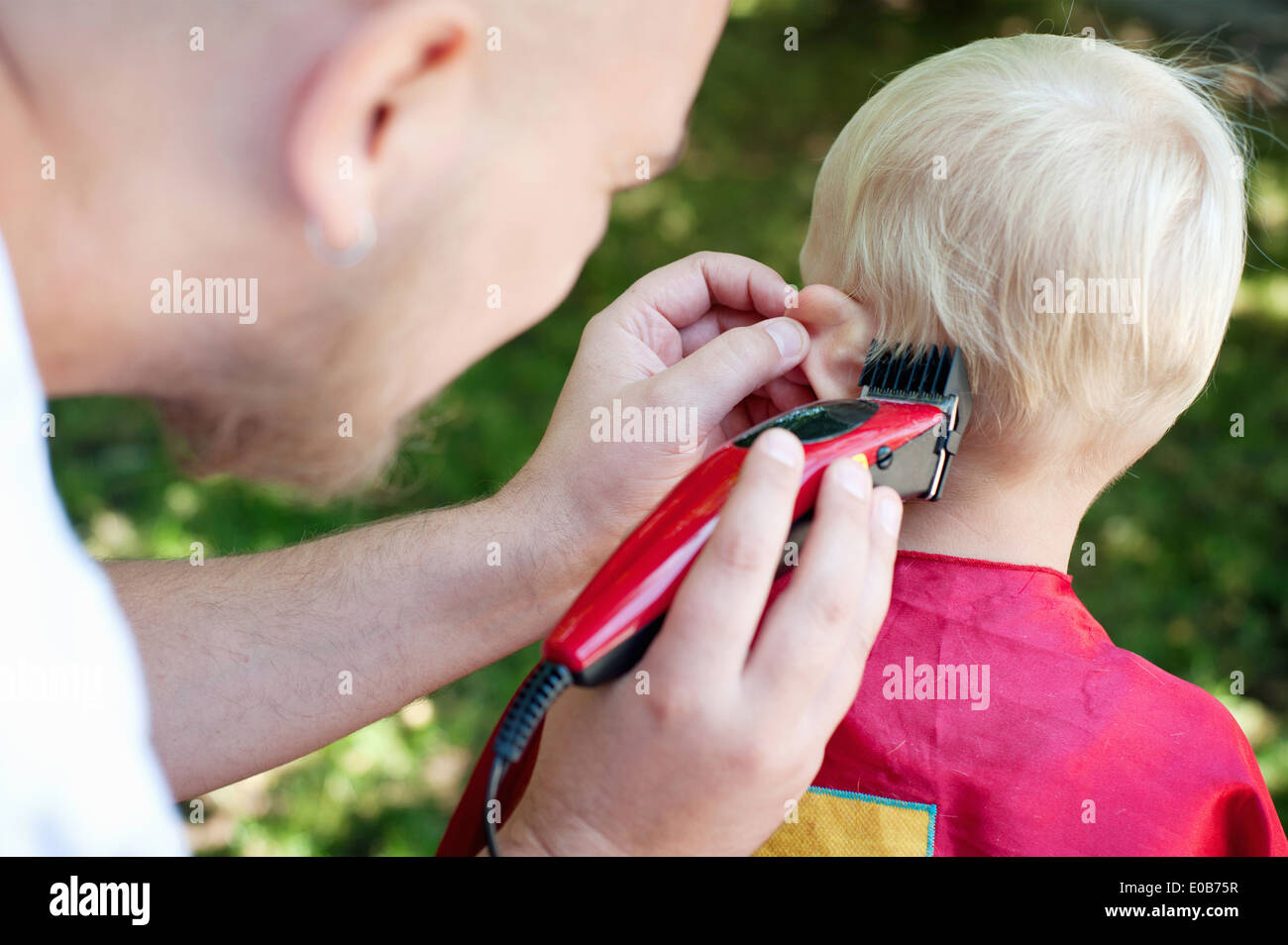 Père tout-petits fils coupe cheveux avec clippers Banque D'Images