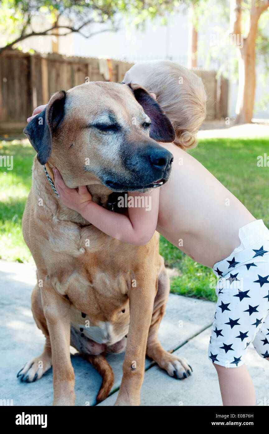 Young Woman hugging vieux chien Banque D'Images