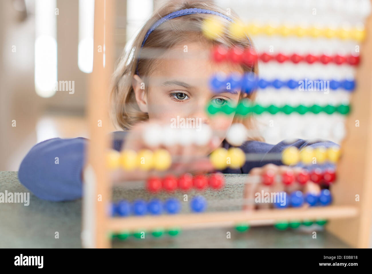 Jeune fille l'apprentissage sur Abacus Banque D'Images