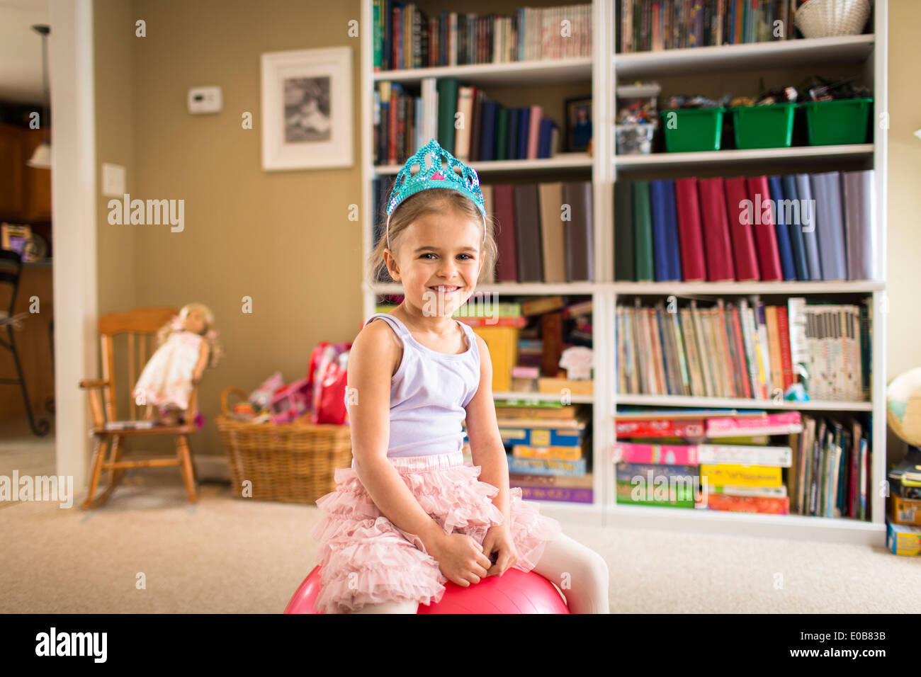Portrait of cute young girl sitting on exercise ball Banque D'Images