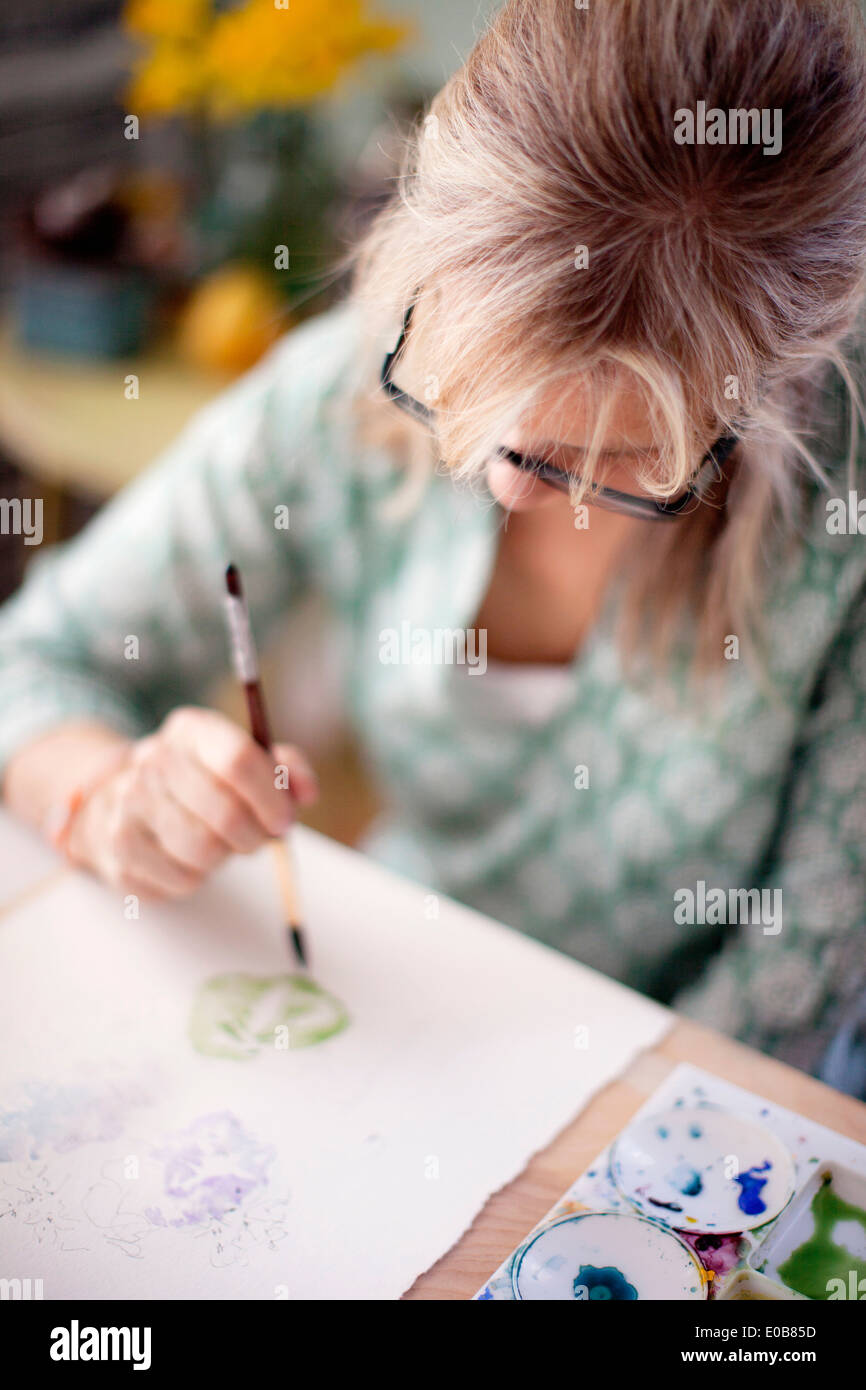 Close up of young female artist aquarelle en studio Banque D'Images