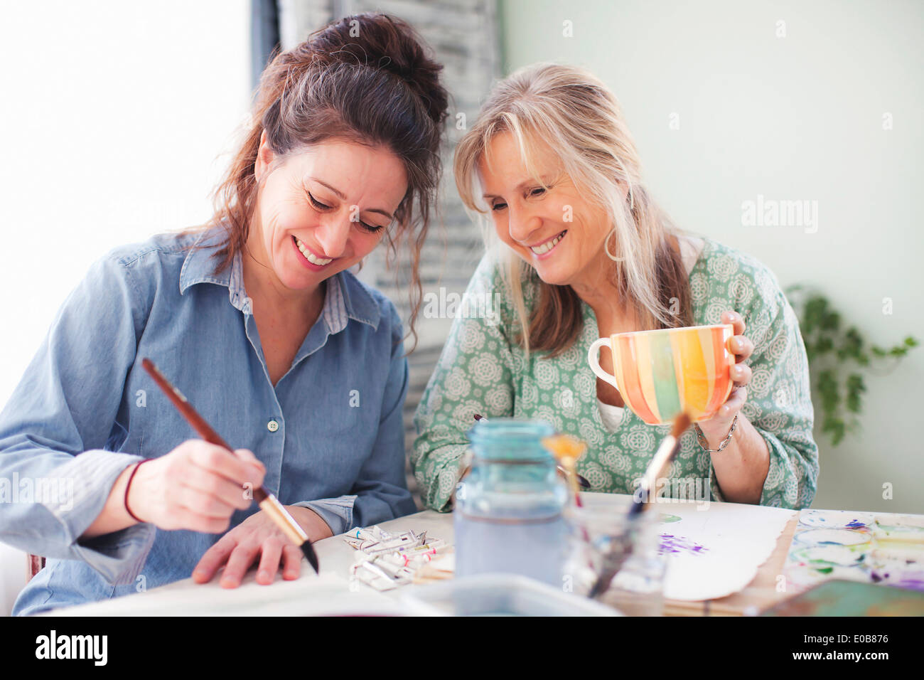 Deux artistes de sexe féminin en studio de peinture Banque D'Images