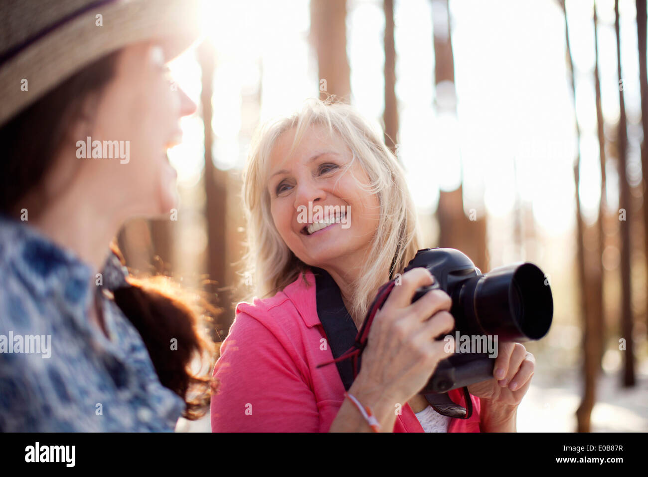 Deux femmes matures avec appareil photo numérique en forêt Banque D'Images