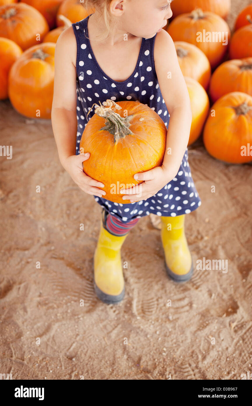 Girl picking pumpkin Banque D'Images