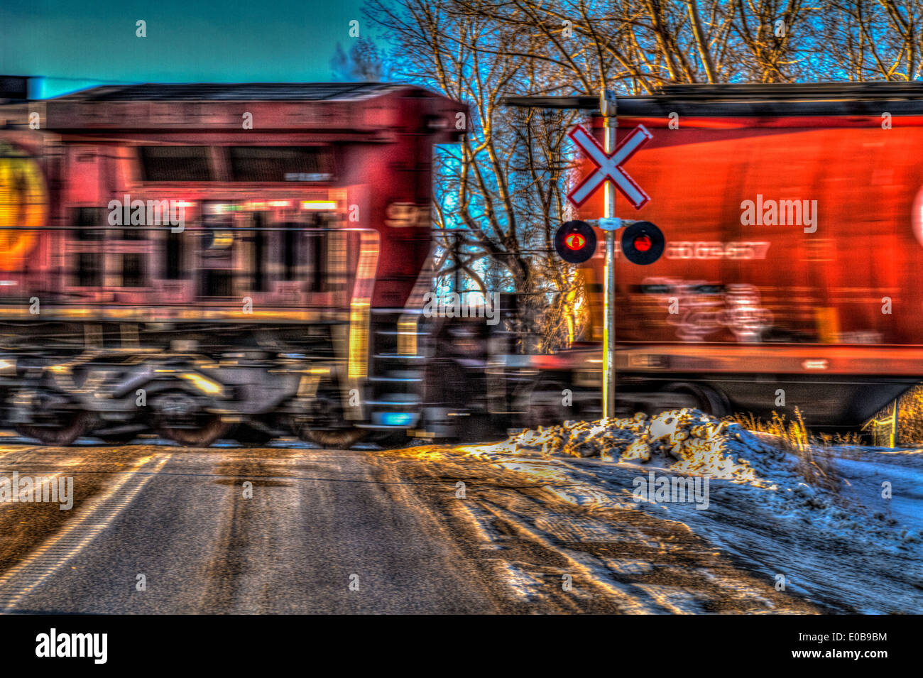 CP Railroad Train, se déplaçant à travers un croisement avec des feux de détresse, les régions rurales de l'Alberta, Canada. Banque D'Images