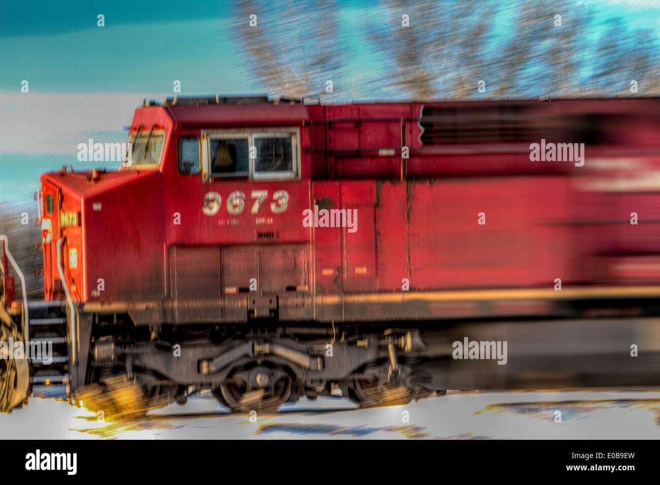 CP Railroad Train, locomotive accélérant le long de pistes. Les régions rurales de l'Alberta, Canada. Banque D'Images