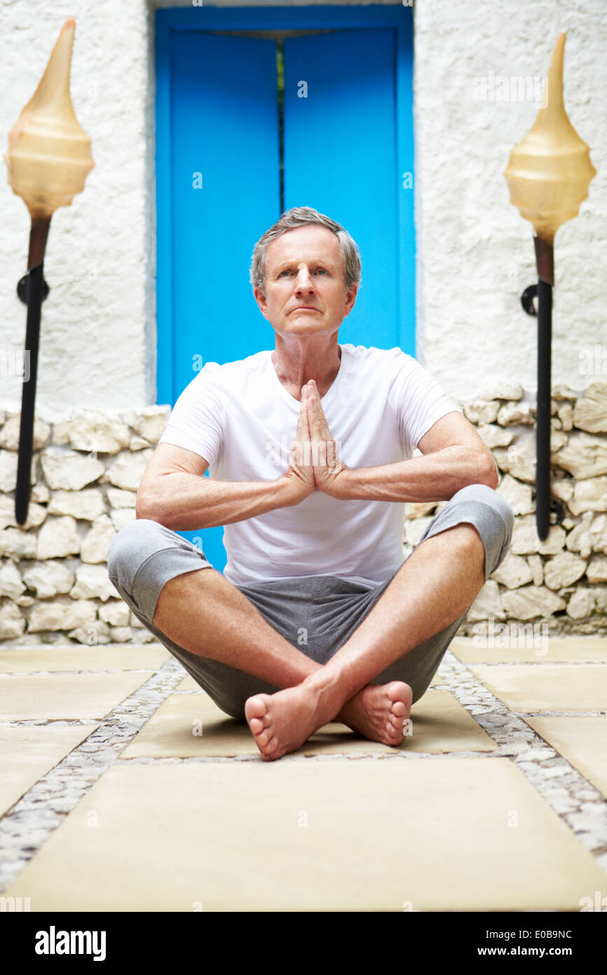 Man Meditating Outdoors at Health Spa Banque D'Images