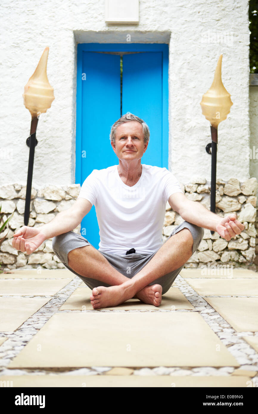 Man Meditating Outdoors at Health Spa Banque D'Images