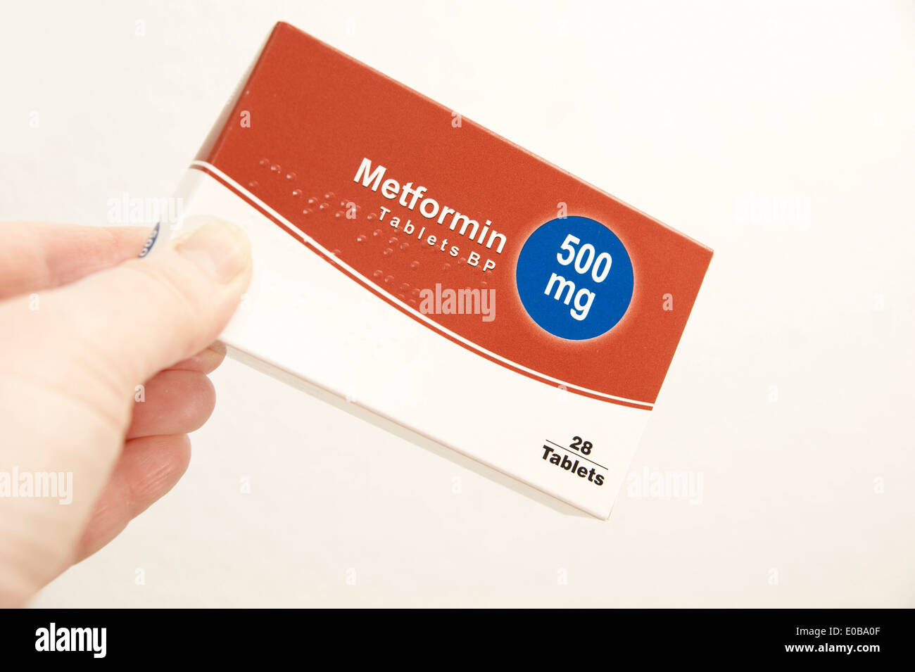 Femme tenant un pack de chlorhydrate de metformine comprimés distribués prolongée pour le traitement du diabète par la régulation du niveau de sucre Banque D'Images