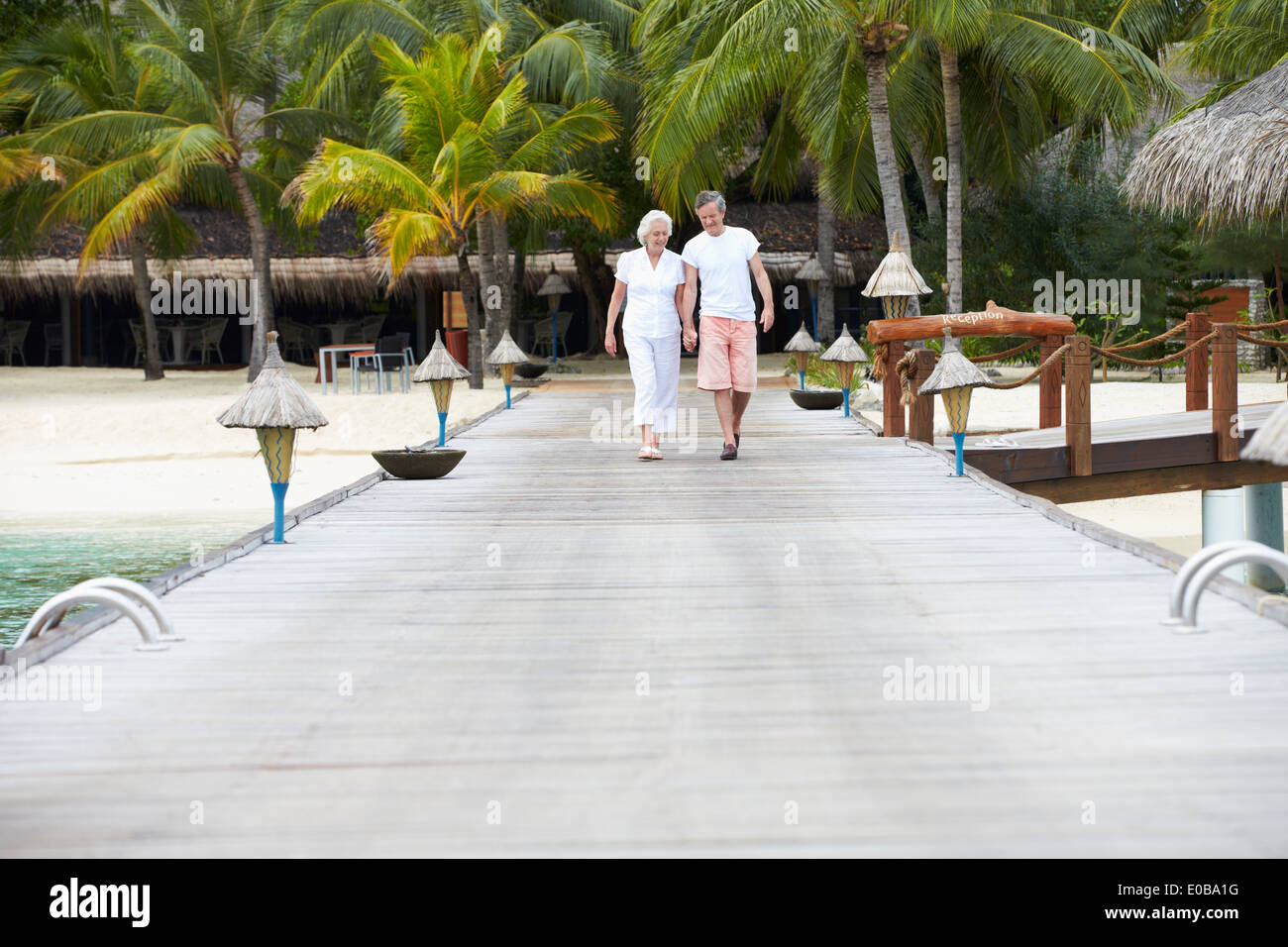 Couple sur la jetée en bois Banque D'Images