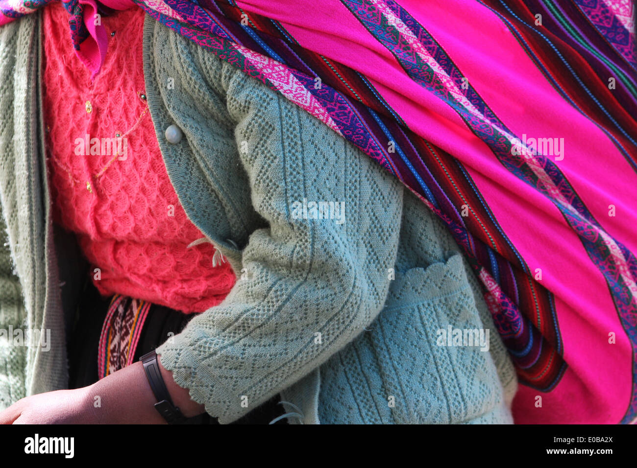 Les femme péruvienne shopping dans le marché de Pisac Pérou portant des costumes traditionnels dans de belles couleurs et textures dynamiques Banque D'Images