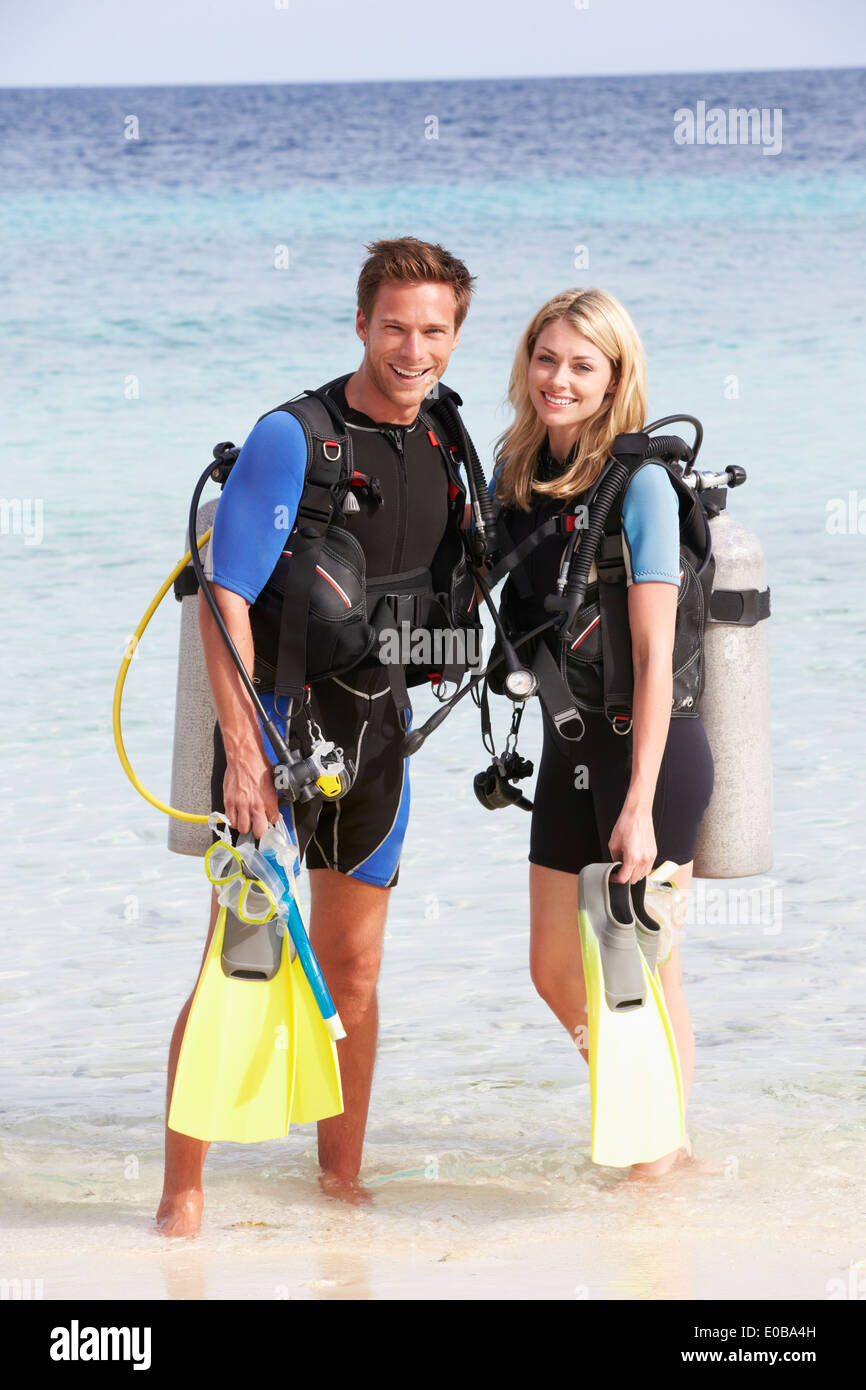 Couple avec équipement de plongée jouissant Plage Vacances Banque D'Images