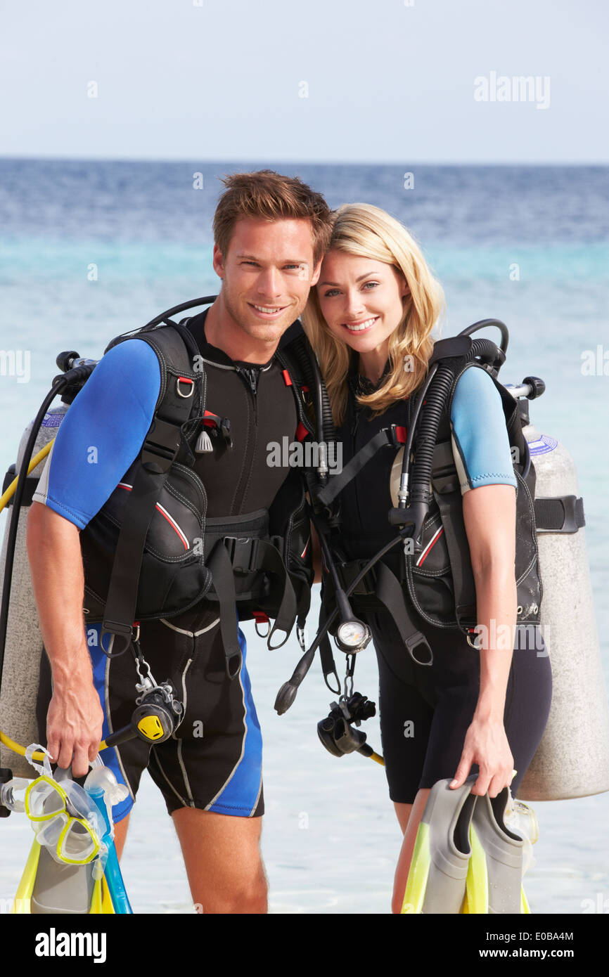 Couple avec équipement de plongée jouissant Plage Vacances Banque D'Images