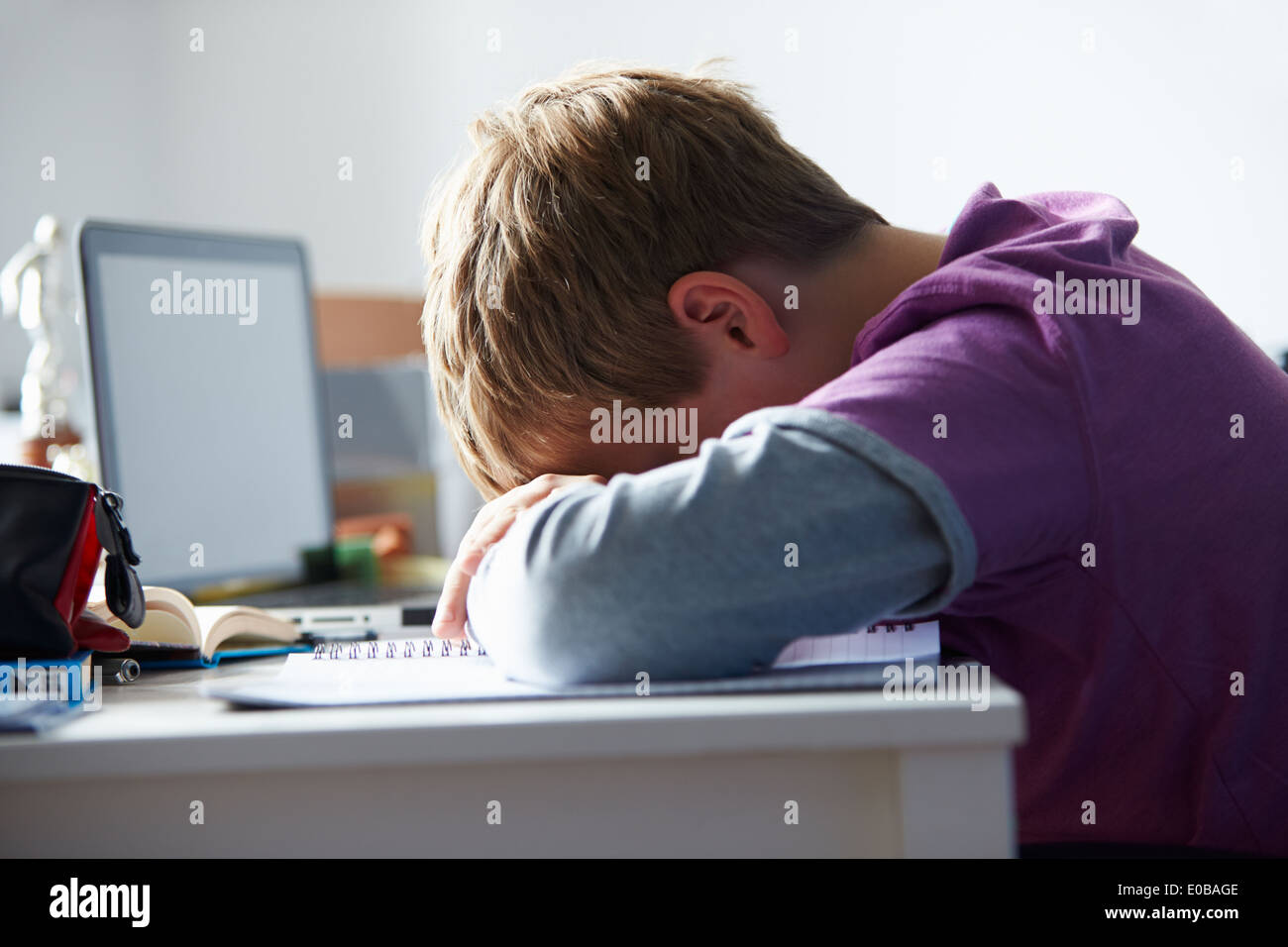 Garçon fatigué d'étudier dans la chambre Banque D'Images