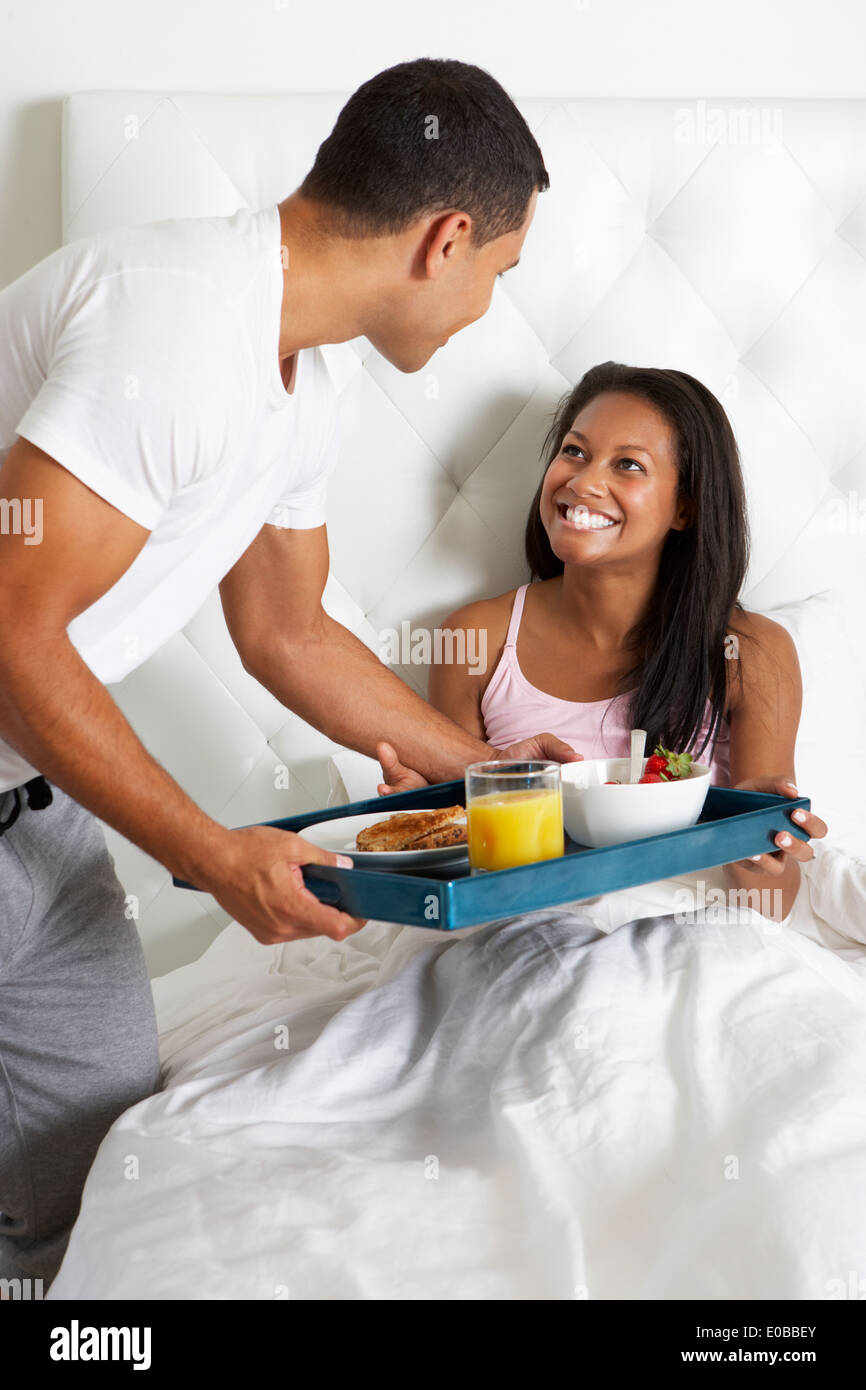Homme Femme apportant le petit déjeuner au lit sur le bac Photo Stock -  Alamy