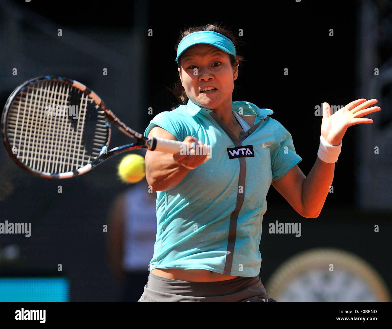 Madrid, Espagne. 8 mai, 2014. La Chine Li Na renvoie la balle à Sloane Stephens des États-Unis au cours de la troisième série des célibataires des femmes à l'Open de tennis de Madrid à Madrid, capitale de l'Espagne, le 8 mai 2014. Li a gagné 2-1. Credit : Xie Haining/Xinhua/Alamy Live News Banque D'Images