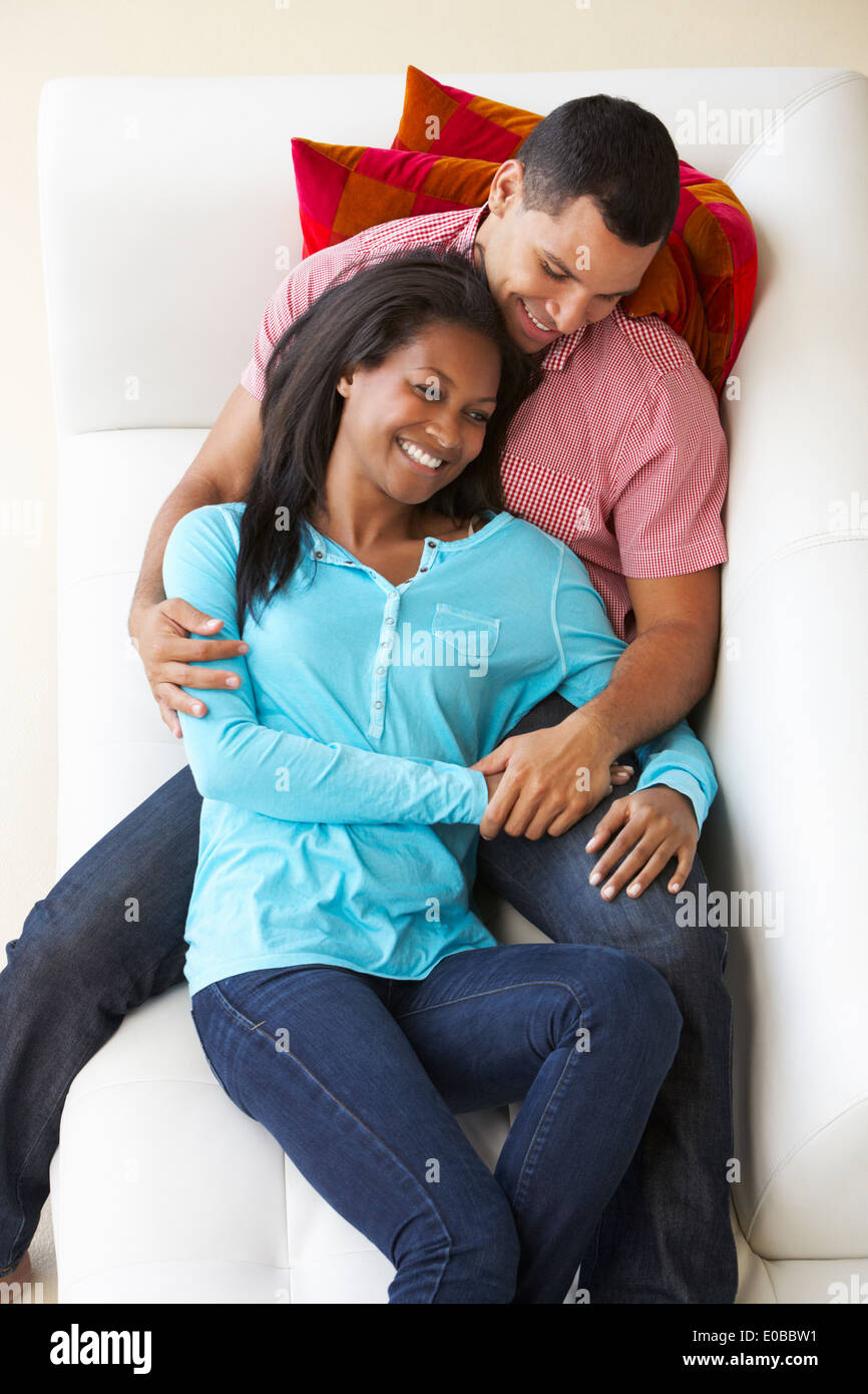 Vue de dessus de Couple Relaxing On Sofa Watching Television Banque D'Images Vue de dessus de Couple Relaxing On Sofa Watching Television Banque D'Images