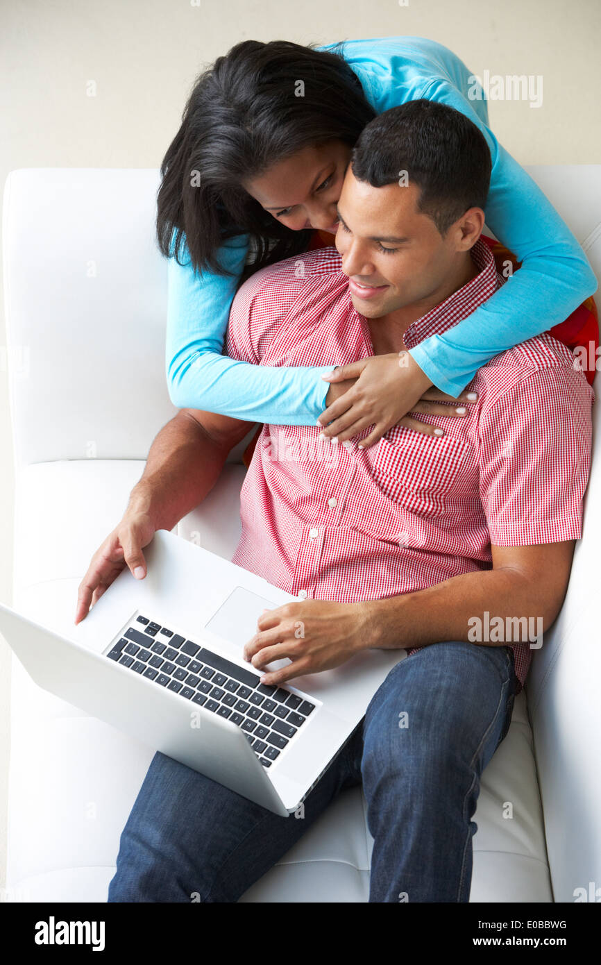 Vue de dessus de Couple Relaxing On Sofa Using Laptop Banque D'Images Vue de dessus de Couple Relaxing On Sofa Using Laptop Banque D'Images