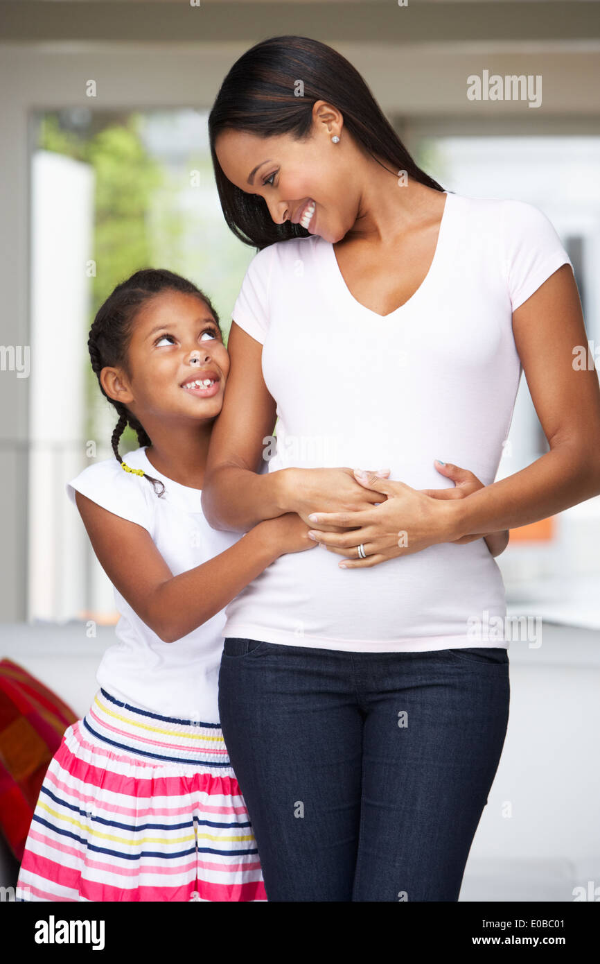 Daughter Hugging Pregnant Mother Banque D'Images
