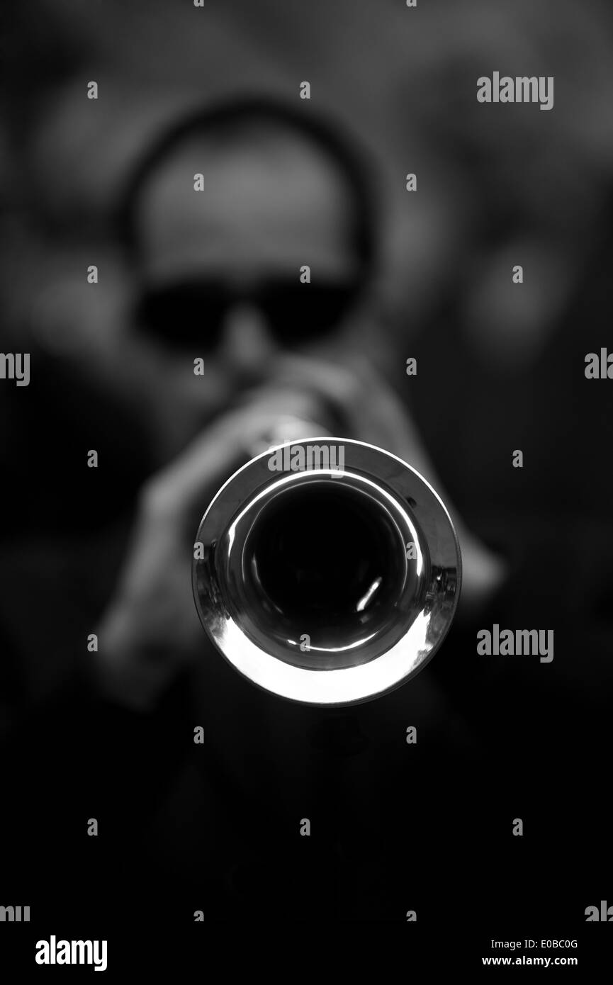 Hors focus corne-player derrière son instrument (noir et blanc) Banque D'Images