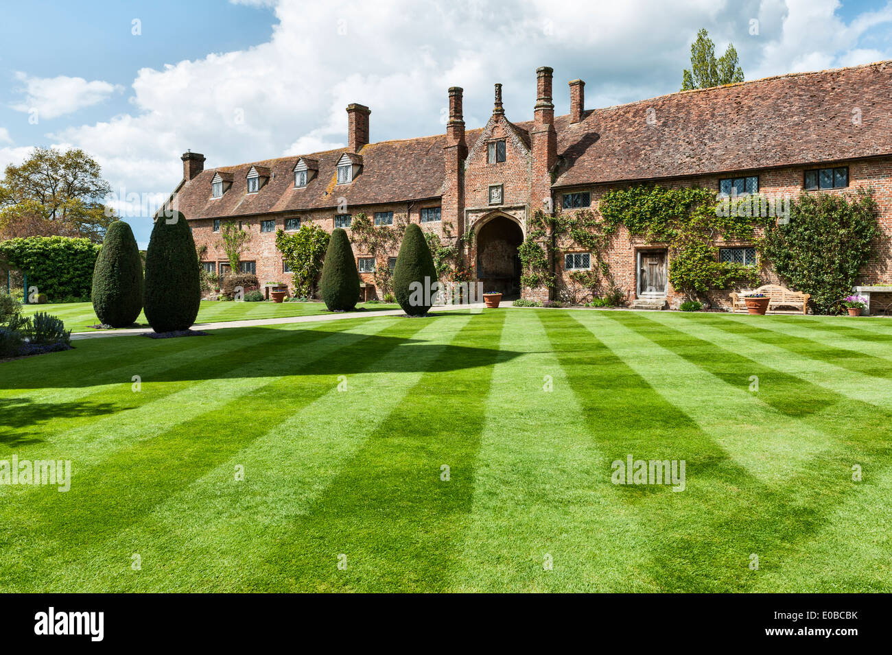 Château de Sissinghurst, Kent. L'avant-cour et porte d'entrée - la bibliothèque est sur la droite avec la maison principale en face Banque D'Images