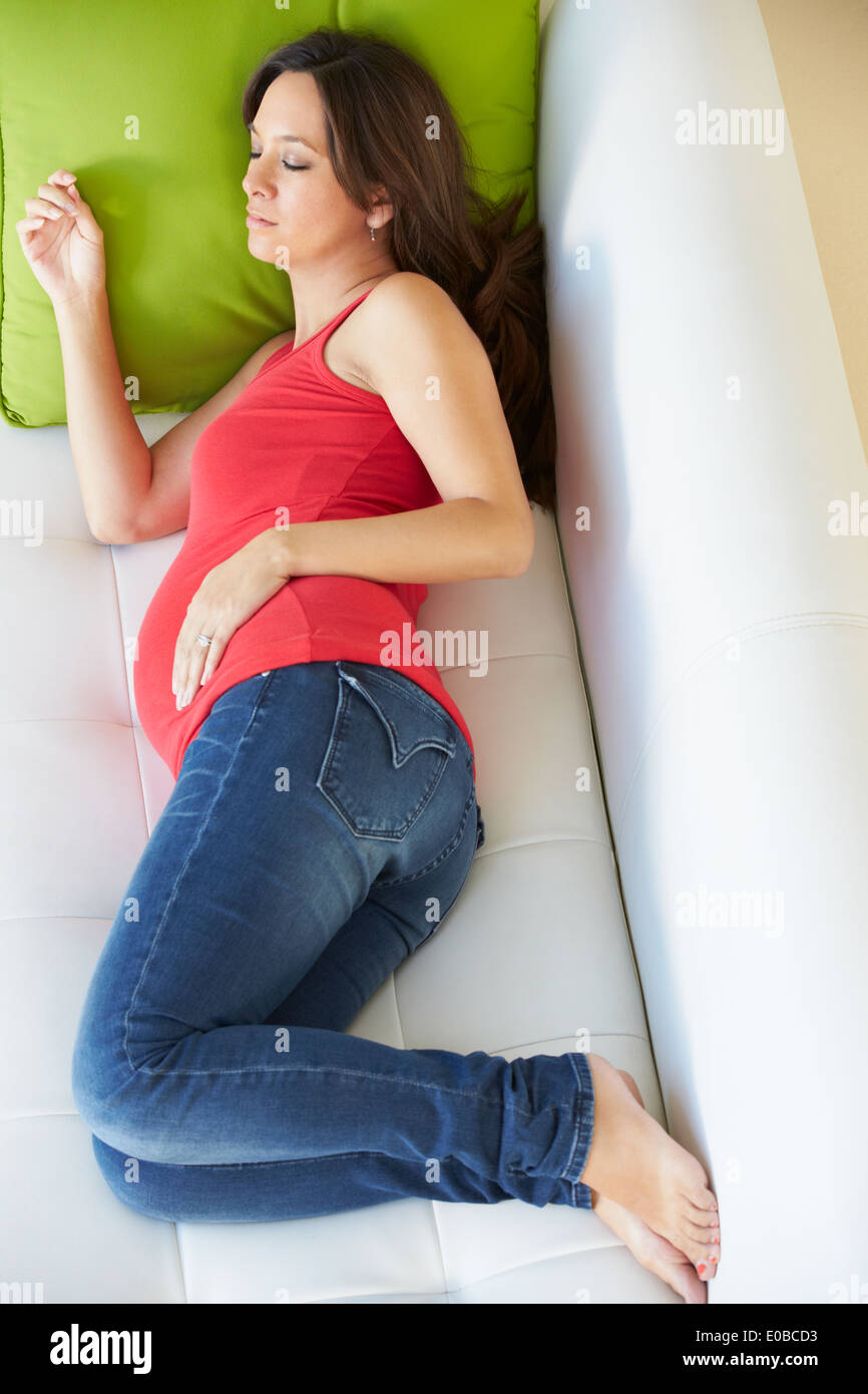 Vue de dessus de femme enceinte dormir sur canapé Banque D'Images Vue de dessus de femme enceinte dormir sur canapé Banque D'Images